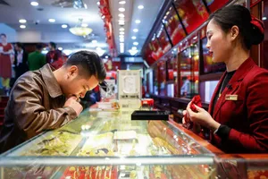 Giá vàng tăng cao, người vay vàng muốn trả bằng tiền có được không?