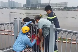 Rút điện thoại ra quay hay ra tay cứu người?!