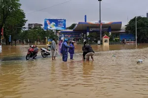 Sinh con trên đường do lũ lụt, không có giấy chứng sinh thì làm sao?