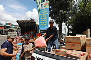 Bạn đọc cùng Pháp Luật TP.HCM sẽ mang 6 tấn rau củ, 10 tấn gạo cùng nhu yếu phẩm khác đến bà con vùng lũ 