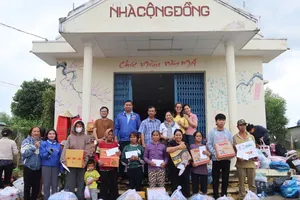 Tấm lòng của bạn đọc Pháp Luật TP.HCM đã đến người dân vùng lũ Khánh Hoà