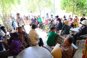 Bạn đọc báo Pháp Luật TP.HCM 'vượt lũ' cùng người dân miền Trung