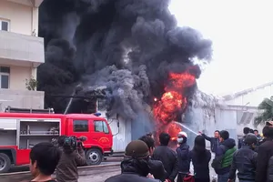 Cháy kho nhà máy dệt ở làng lụa Vạn Phúc