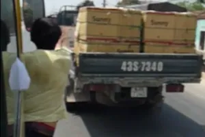 Xem clip phụ xế xe buýt “làm xiếc” rợn người 