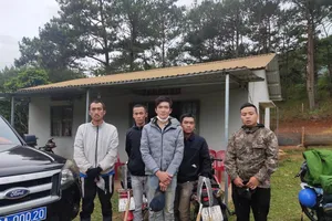 Tạm giữ 5 người phá rừng phòng hộ Tà Nung