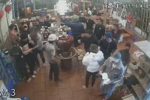 Giang hồ hành hung, buộc nhân viên nhà hàng đứng xếp hàng để đánh