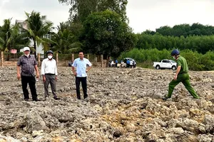 Chủ tịch UBND huyện Tánh Linh kiểm tra vị trí mà PLO đã phản ánh