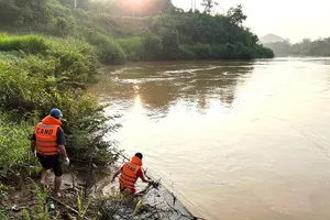 Lực lượng chức năng trục vớt thi thể anh Tiến (ảnh C.A)