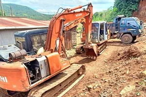 Bắt quả tang 3 người múc đất lậu