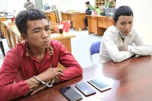 2 thanh niên cướp giật điện thoại của trẻ em để mua ma túy