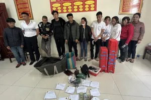 Phá sòng xóc đĩa có chục người cảnh giới trong nhà lồng trồng rau