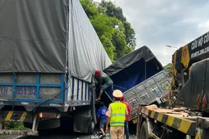 Xe tải lại bị lật vì ‘ổ gà’ trên đèo Bảo Lộc