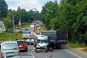 Ba xe hư hỏng nặng sau cú va chạm liên hoàn trên đèo 
