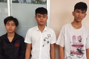 Va chạm giao thông, 3 thanh niên xách dao chém người
