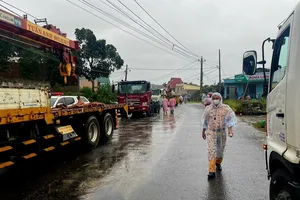 Xe bồn chở xăng lật nghiêng, dựa vào trụ điện