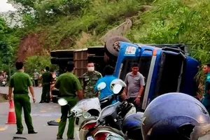 Hai người bị container lật đè chết trên đèo Con Ó