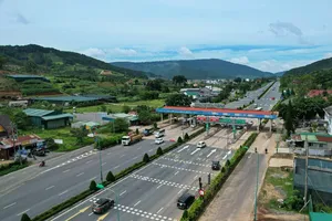 Tăng gần 90% lượng ô tô dán thẻ ETC qua trạm BOT Định An