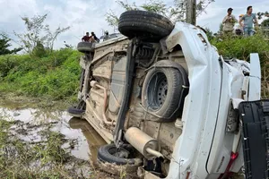 Ô tô Xpander lao xuống ruộng lúa ở Bình Thuận