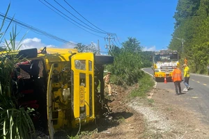 2 xe tải bị lật sau cú va chạm trên đèo Mimosa