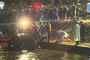 Tìm thấy thi thể 2 người trong vụ ô tô lao xuống Hồ Xuân Hương