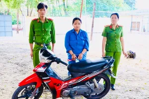 Cô gái 19 tuổi dí dao cướp tài sản xe ôm