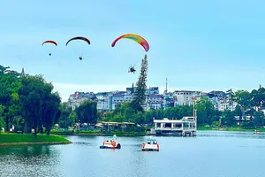 Ngắm thành phố mộng mơ từ trên cao tại Festival hoa Đà Lạt bằng dù lượn