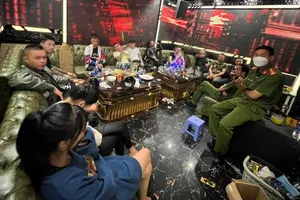 Công an Đà Lạt tạm giữ nhóm thanh niên sử dụng ma túy trong quán karaoke