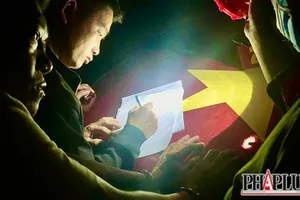 'Bi Phẩm" ngoài cùng bên trái bị công an bắt giữ