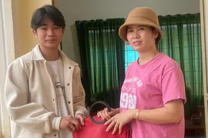 Nam sinh lớp 11 trả 80 triệu đồng cho người đánh rơi