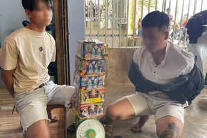 Công an bắt nhóm thanh niên bán pháo hoa trên mạng