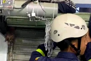 Cảnh sát phá cửa cuốn gỡ tay cháu bé bị kẹt 