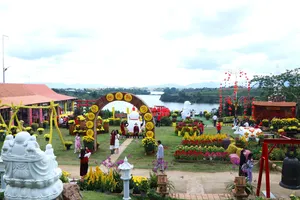 Người dân Bảo Lộc đón xuân an vui