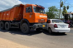 Đang chạy, xe 4 chỗ quay đầu bị xe tải tông ngang hông