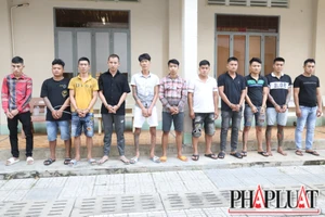 Bắt 8 thanh niên mang theo súng điện đi đòi nợ thuê