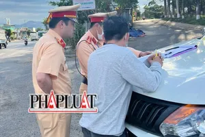 CSGT xử lý hàng chục vụ ô tô vượt ẩu trên đèo Bảo Lộc