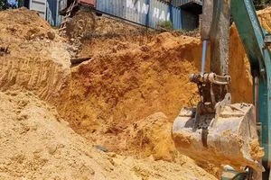 Thợ hồ bị taluy sập đè tử vong