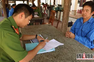 Bắt kẻ dùng xăng đốt vợ 