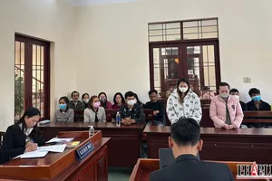 Phạt tù 2 phụ nữ thay nhau hành hạ bé gái hơn 1 tuổi 