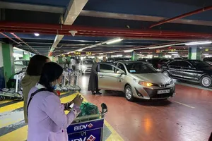 Lý do xe công nghệ phải trả 25.000 đồng và lên lầu đón khách