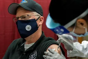 Quyền Bộ trưởng Quốc phòng Mỹ Christopher Miller được tiêm vaccine COVID-19.