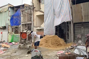 Xuất hiện nhiều căn nhà 'siêu nhỏ' cạnh metro 2