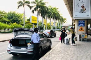Lúng túng đón xe công nghệ ở sân bay Tân Sơn Nhất