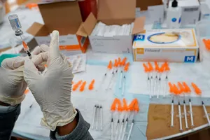 Bỏ bản quyền vaccine ngừa COVID-19, không đơn giản