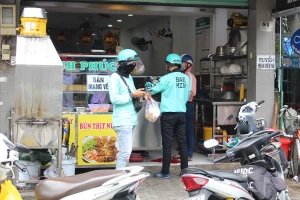 Không được bán tại chỗ, hàng quán tìm cách xoay xở