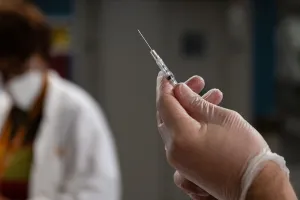 Các nước chạy đua tìm nguồn vaccine COVID-19