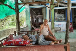 Cụ già 94 tuổi cho con nhà, đất rồi thành… không nhà