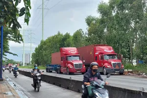 Biến đường giao thông thành bãi đỗ xe container