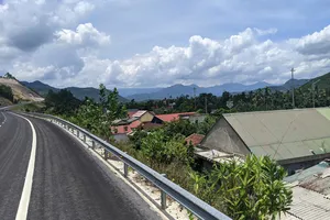 Cần di dời gấp 21 hộ dân dưới chân đường cao tốc