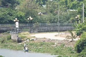 Lo vỡ đê bao sông Sài Gòn khi vào mùa mưa bão, triều cường