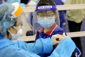 Tung tin giả về vaccine và hậu quả thật